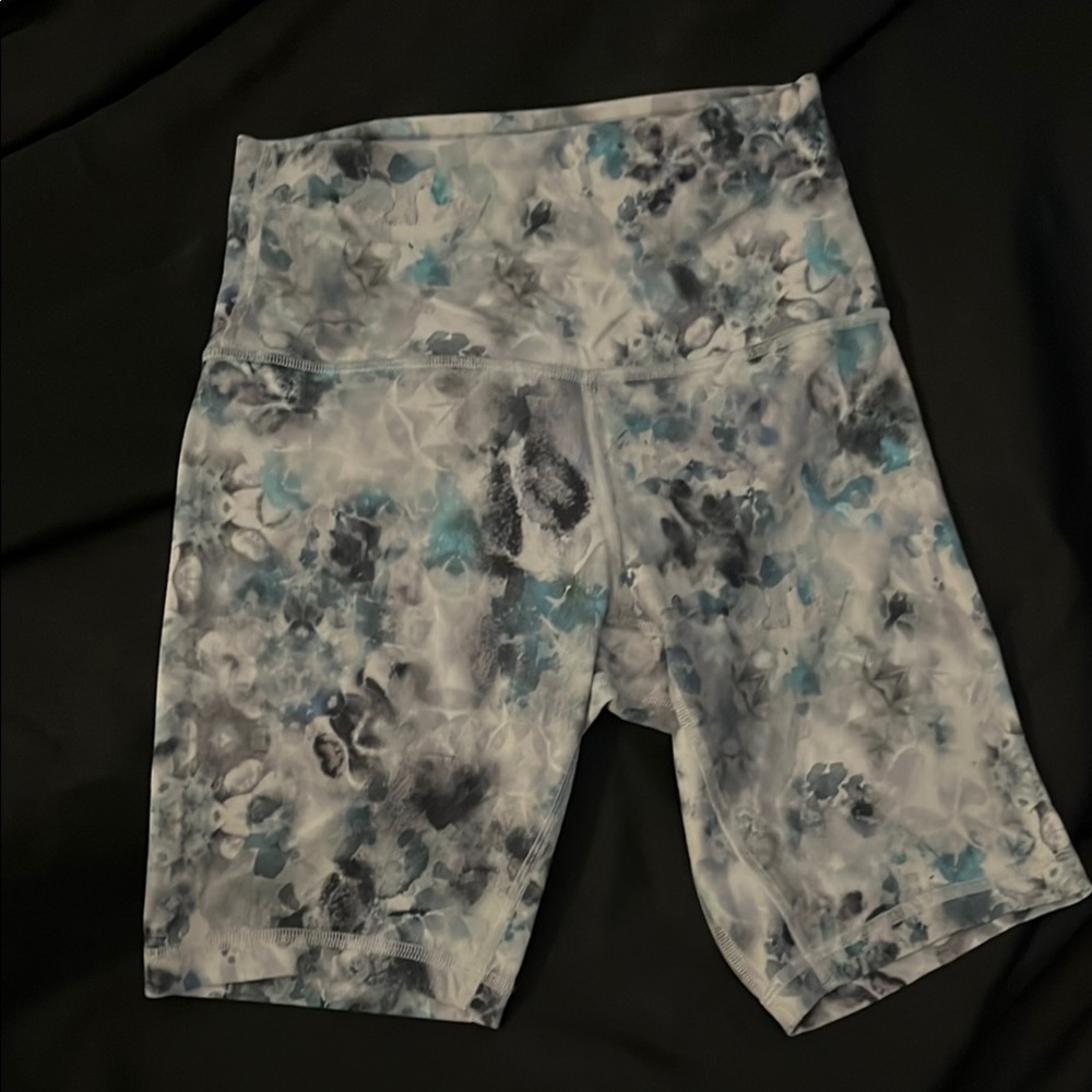 Lululemon Athletica Blue and Gray Bike Shorts with Artistic Pattern